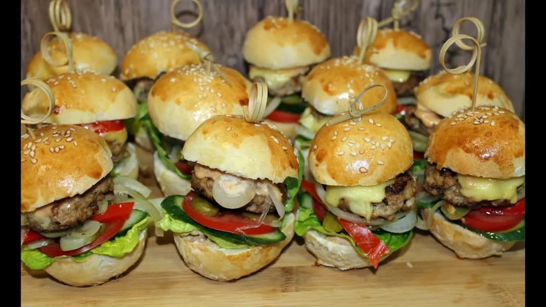 Jak zrobić mini hamburgery, które zachwycą Twoich gości na imprezie