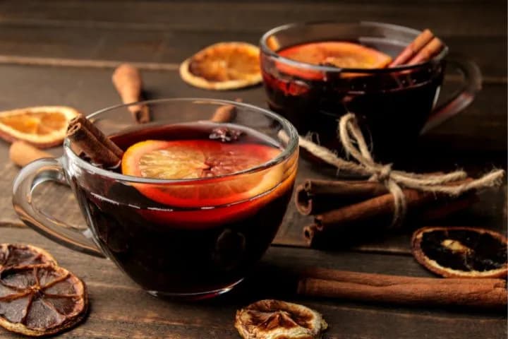 Gorący napój alkoholowy: najlepsze przepisy na rozgrzewające drinki