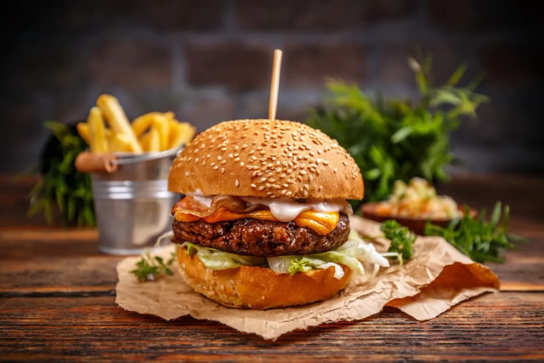 Na czym smażyć burgera, aby uzyskać idealny smak i teksturę?