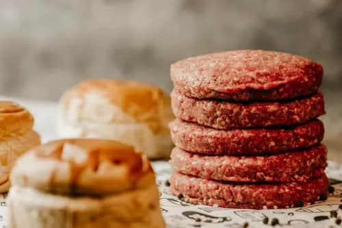 Ile smażyć burgera, aby był idealnie soczysty i nie przesuszony