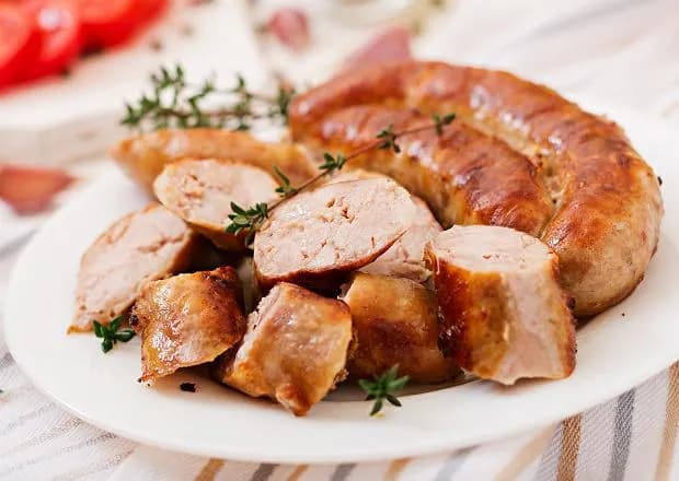 Co z białej kiełbasy? Smakowite przepisy na wykorzystanie resztek