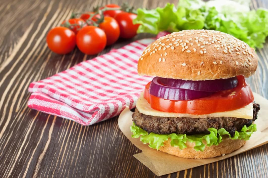 Jak zrobić domowego hamburgera, który zachwyci Twoich gości