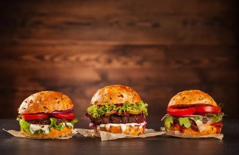 Ile kalorii ma hamburger domowy? Zaskakujące różnice w kaloryczności