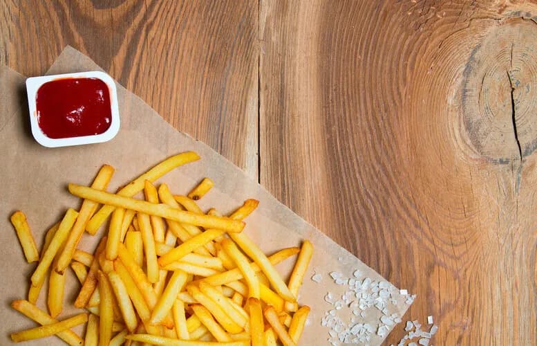 Ile smażyć frytki na głębokim oleju, aby były idealnie chrupiące?