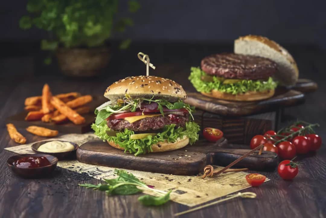 Skąd pochodzą hamburgery? Fascynująca historia tej popularnej potrawy