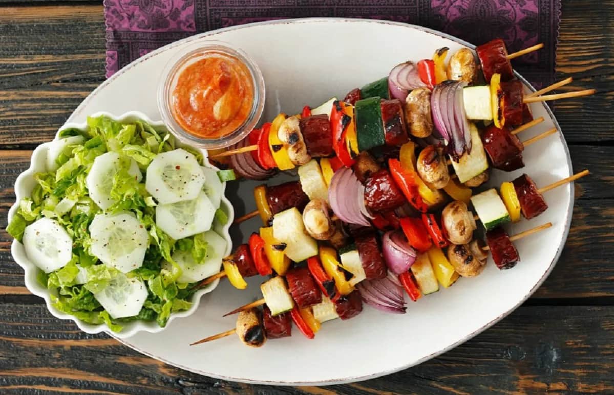 Jak zrobić szaszłyki z kiełbasy – szybki przepis na pyszne danie