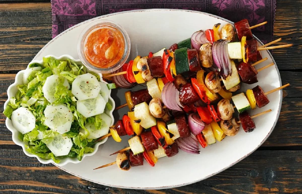 Jak zrobić szaszłyki z kiełbasy – szybki przepis na pyszne danie