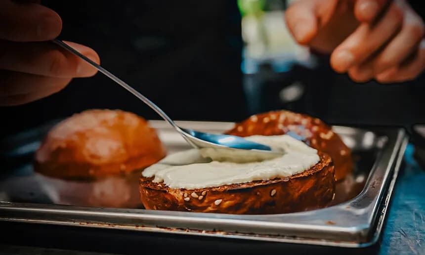 Jakie sosy do burgera: odkryj smaki, które podkręcą Twój posiłek