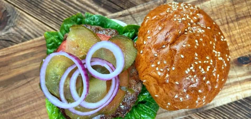 Jak smażyć wołowinę na burgery, aby były soczyste i pyszne