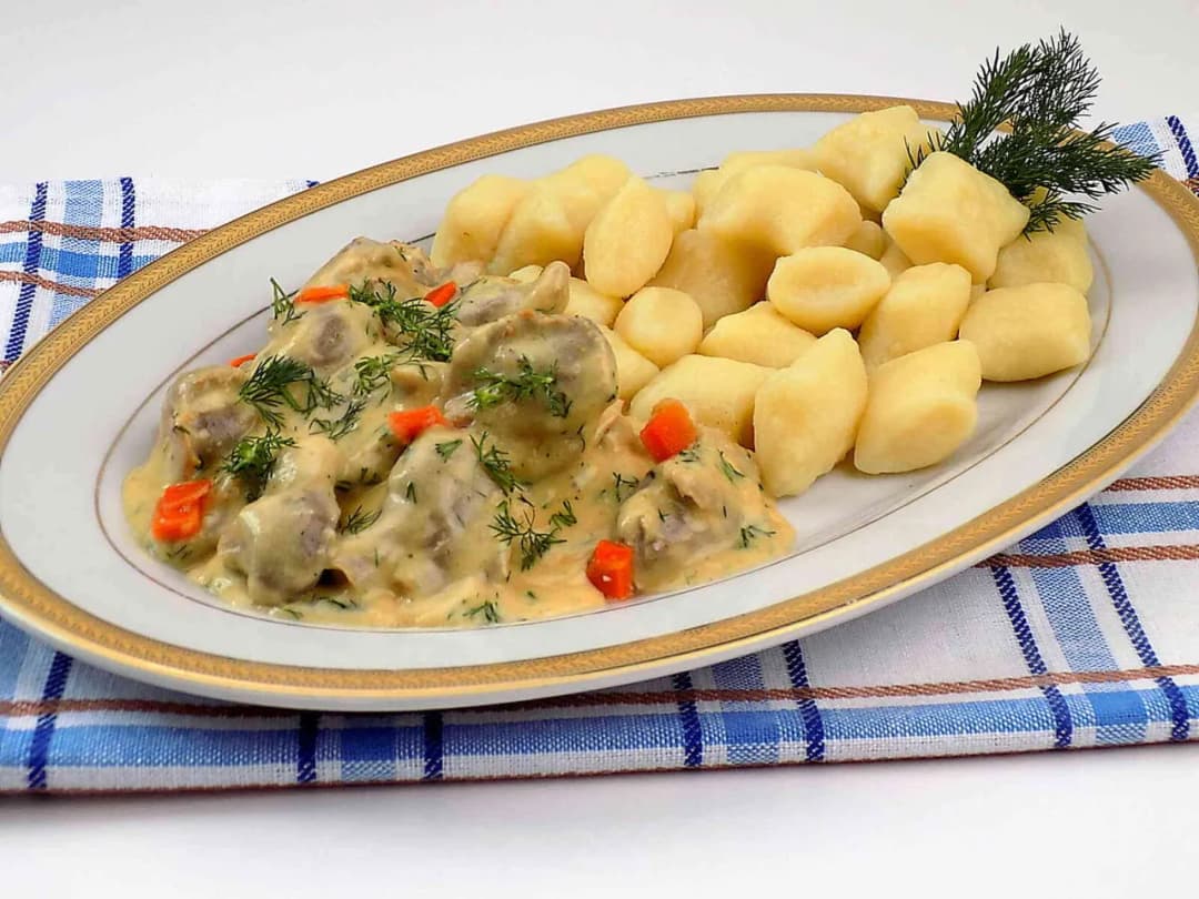 Żołądki drobiowe w sosie chrzanowym - tradycyjny przepis na obiad