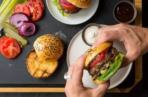 Jak doprawić burger wołowy, by uzyskać niezapomniany smak?