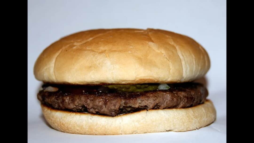 Burger jak z McDonald's – przepis na idealną domową wersję