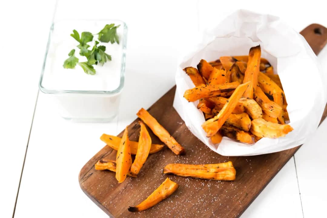 Jak idealnie upiec frytki z batatów w piekarniku, aby były chrupiące