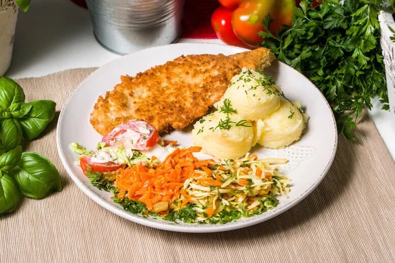 Idealne surówki do ryby i frytek, które podkreślą smak dania