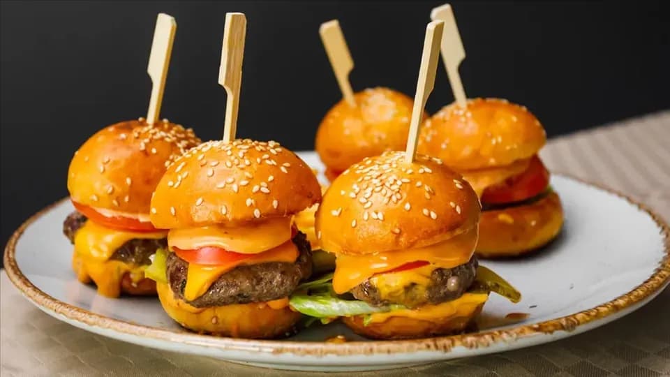 Gdzie kupić mini hamburgery w bułkach? Najlepsze miejsca i porady