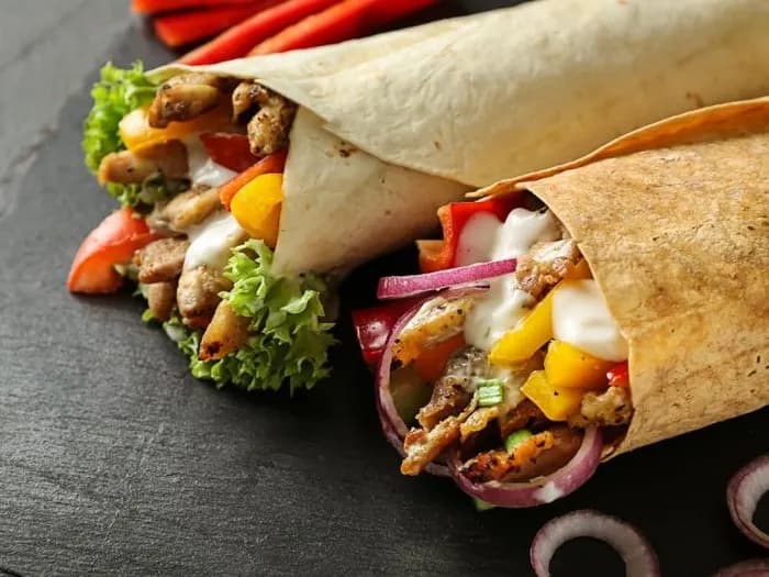 Kebab w bułce czy tortilla: co jest zdrowszym wyborem dla Ciebie?