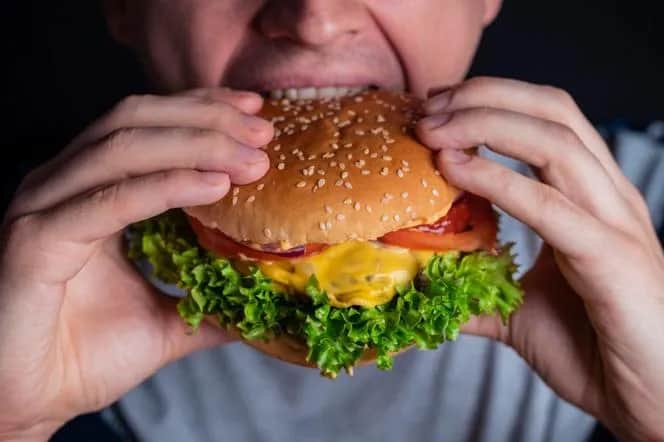 Jak jeść hamburgera bez bałaganu - sprawdzone techniki i porady