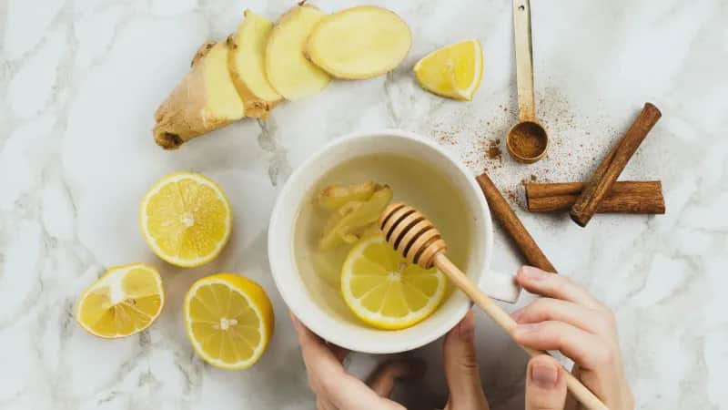 Napój z imbiru i cytryny: przepis na zdrowy i smaczny eliksir Napój z imbiru i cytryny: przepis na zdrowy i smaczny eliksir