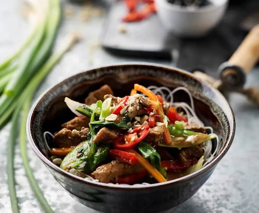 Szybki przepis na stir fry z wieprzowiną, który zachwyci smakiem