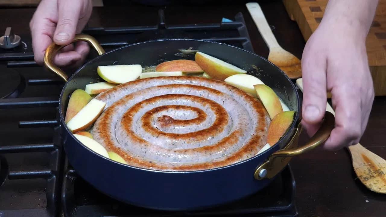 Pyszna kiełbasa zapiekana - tradycyjny przepis na świąteczne danie