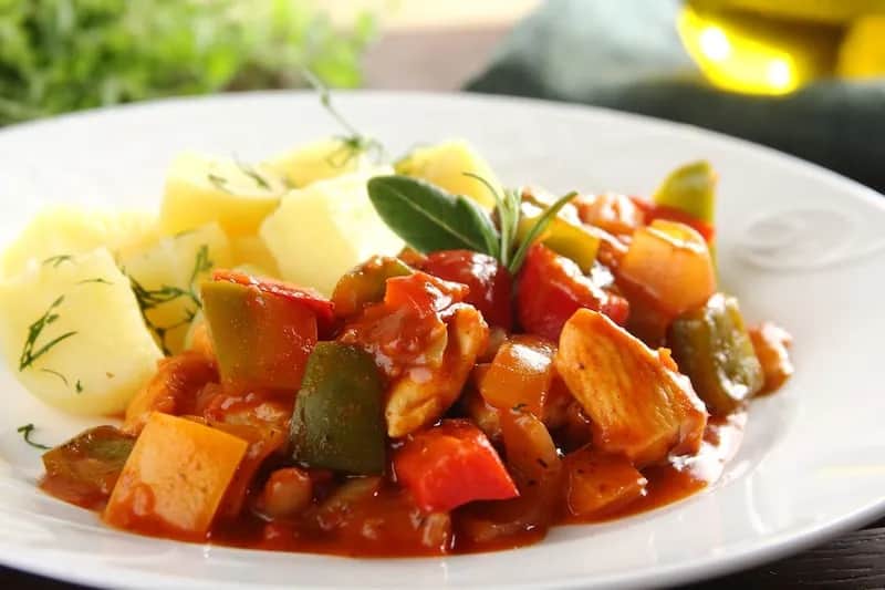 Aromatyczny gulasz drobiowy z papryką, który zachwyci Twoje podniebienie