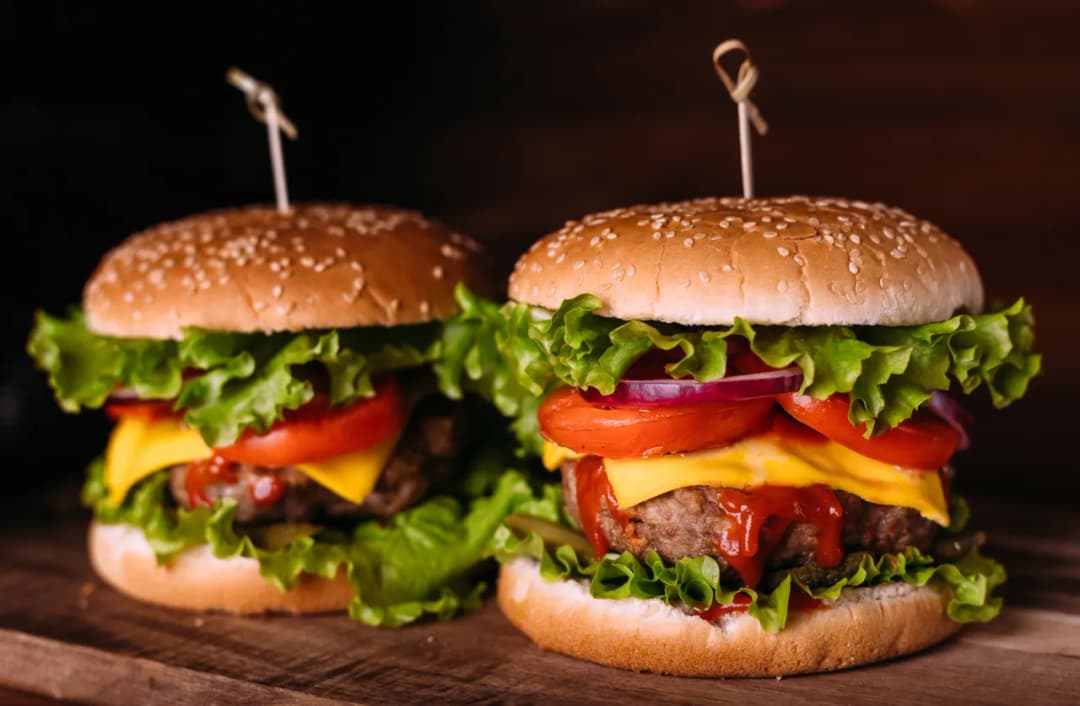 Jakie mięso na burgera wybrać, aby uniknąć suchego smaku?