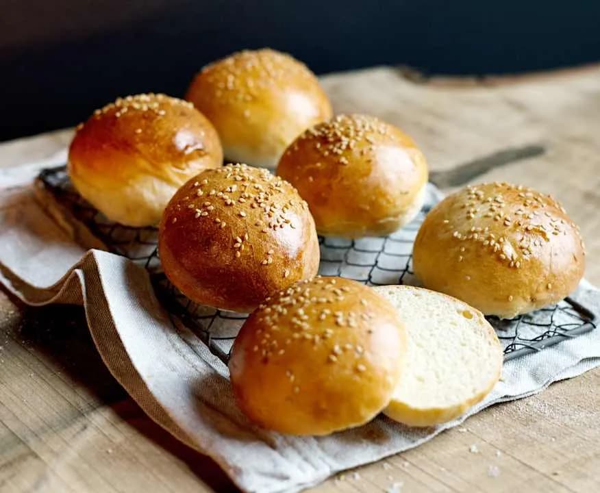 Ile piec bułki do hamburgerów, aby były idealnie chrupiące?